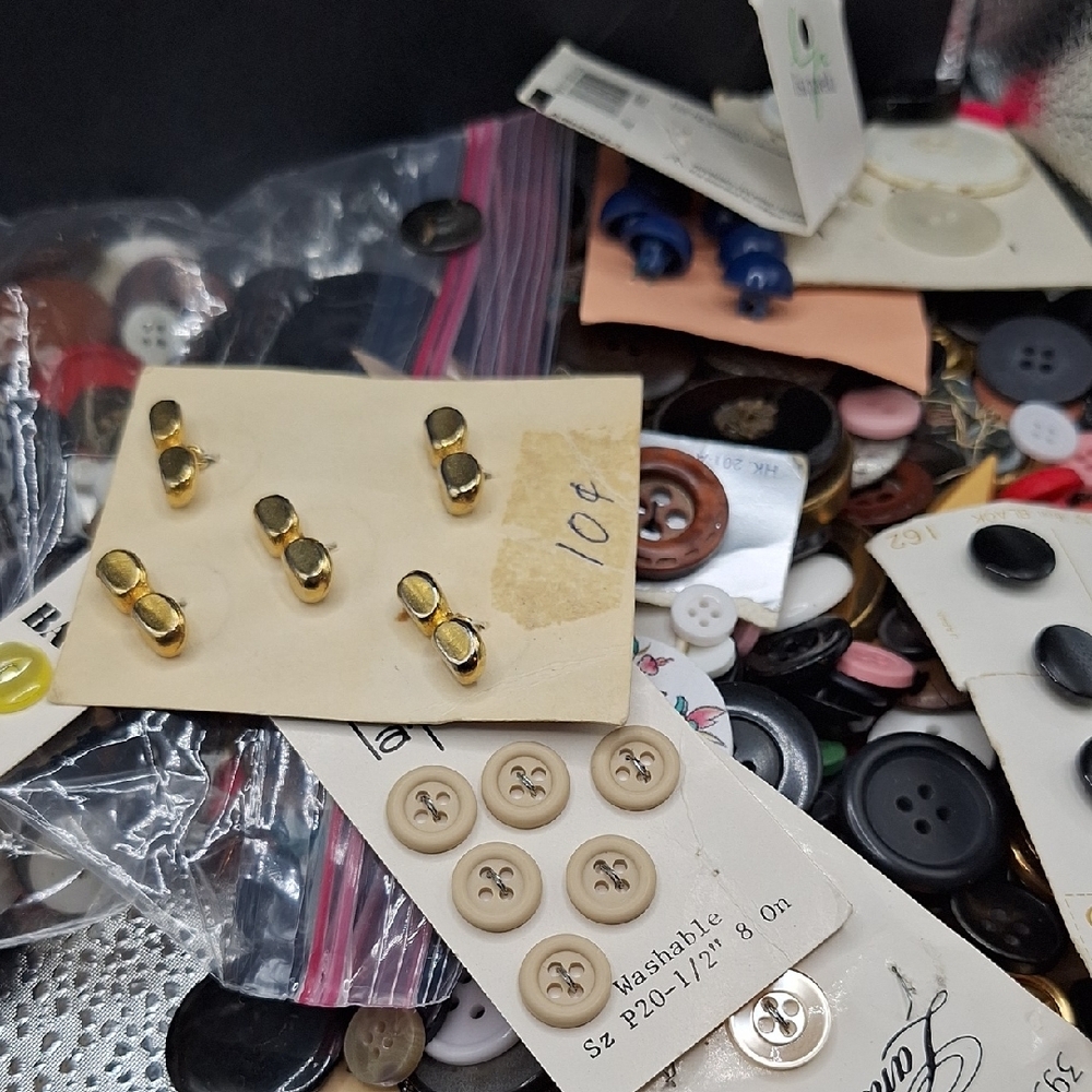Assorted Button Collection - Picture 5 of 9